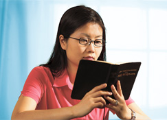 N̄wan kiet ke okot Bible