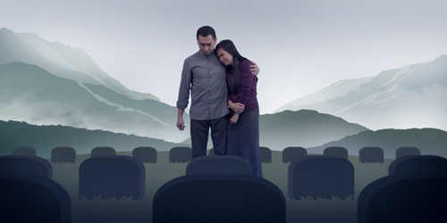 Um homem e sua esposa estão muito tristes em um cemitério; depois ficam felizes quando o filho deles é ressuscitado