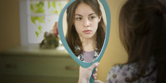Een meisje dat in de spiegel kijkt