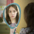 En jente betrakter seg selv i et speil