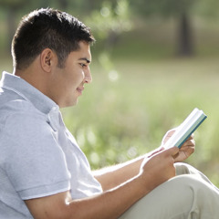 Ein junger Mann liest in einem Buch