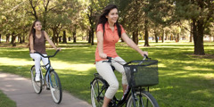 两个女孩骑自行车