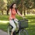 一个女孩骑自行车