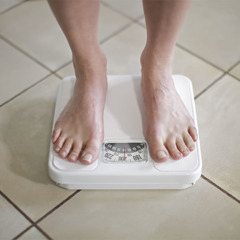 Osoba mjeri svoju težinu