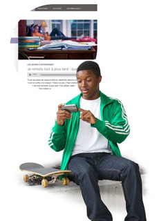 Un jeune qui consulte la rubrique « Adolescents » sur jw.org