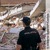 Een reddingswerker kijkt naar gebouwen die door een aardbeving verwoest zijn