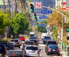洛杉矶市的一条街道，那里的交通信号灯被纳入一个同步的监控系统