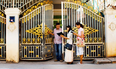 耶和华见证人向一个柬埔寨人传讲圣经中为人带来希望的信息