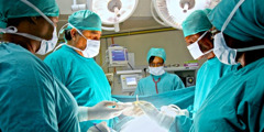 El doctor Guillermo Perez realizando una operación