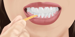 Una mujer limpiándose entre los dientes