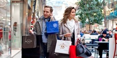 Một cặp vợ chồng trẻ đi mua sắm