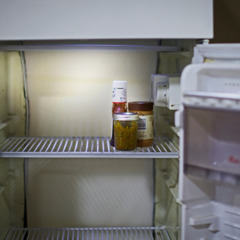 Et næsten tomt køleskab
