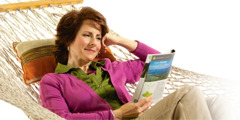 En kvinna tar sig tid att läsa och ta det lugnt.