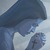 Женщина с четками в руках молится перед статуей Девы Марии