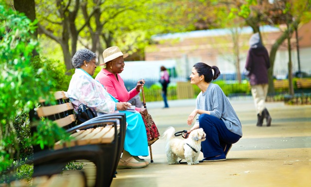 Carol e Mildred pregando as boas novas da Bíblia a uma mulher no parque