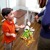 En lille dreng benægter at han har slået en vase i stykker