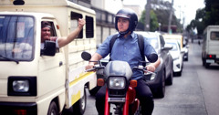 Rozzlobený řidič hrozí pěstí Cassiovi, který kolem něj v klidu projíždí na motorce