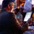 Чоловік, вечеряючи в ресторані, зайнятий своїм електронним пристроєм