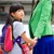 Маленькая девочка и ее мама в азиатской стране