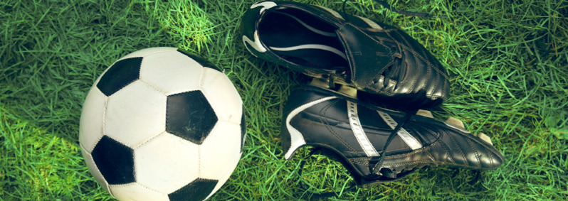Un ballon de football et des chaussures à crampons