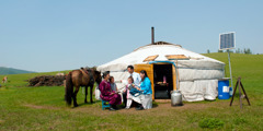 Монголи біля типового круглого гера