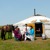 Šeima prie tipiškos mongoliškos jurtos