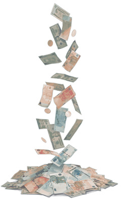 Billetes y monedas cayendo sobre un montón de dinero