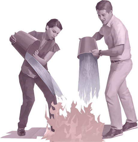 Marido e esposa jogam baldes de água em chamas de fogo