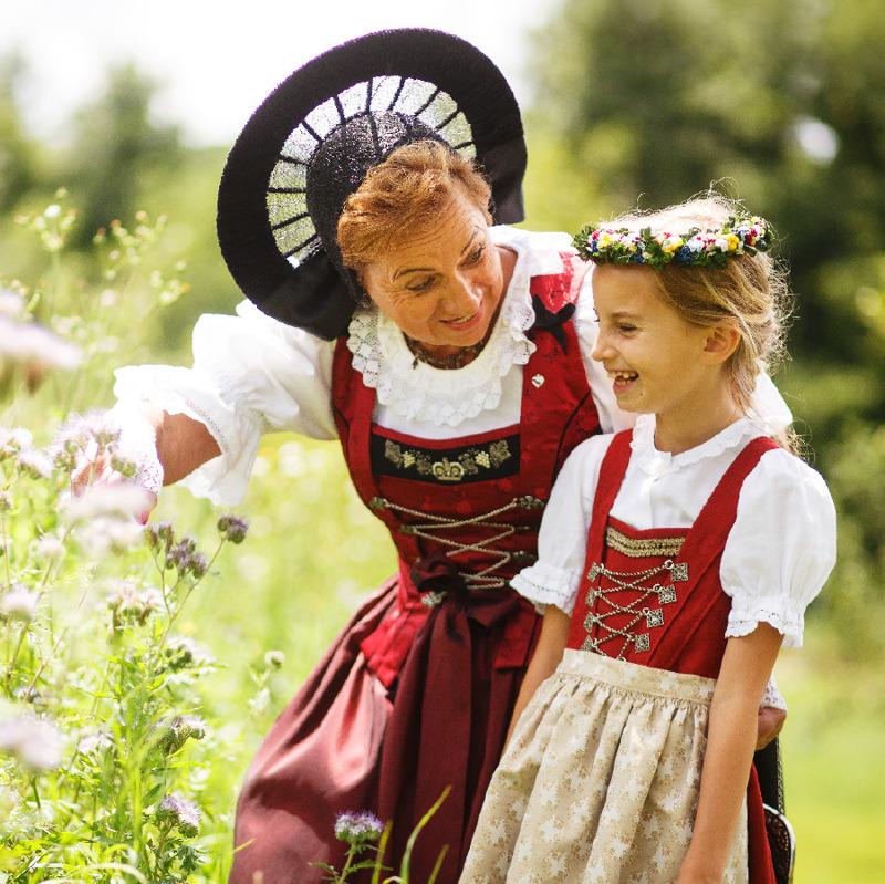 Μια γυναίκα και ένα μικρό κορίτσι στο Λιχτενστάιν ντυμένες με πολύχρωμες παραδοσιακές ενδυμασίες