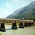 Un puente cubierto sobre un río en Liechtenstein