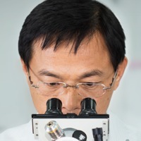 Si Yan-Der Hsuuw na tumitingin sa mikroskopyo