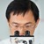 Professor Yan-Der Hsuuw schaut durch ein Mikroskop