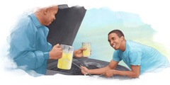 Один чоловік ремонтує автомобіль, а інший пригощає його холодним напоєм