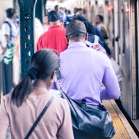 Una estación de tren llena de gente