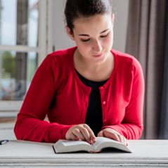 Uma adolescente lendo a Bíblia