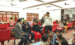 پس از زمین‌لرزهٔ ۲۰۱۵ در نپال مردم در سالن جماعت پناه برده‌اند