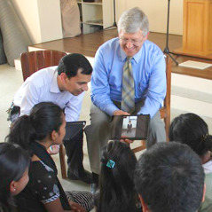 Gary Breaux, della sede mondiale dei Testimoni di Geova, visita le vittime del terremoto in Nepal