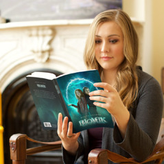 Femeie care citește o carte cu tematică paranormală