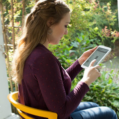 Une femme regardant le site jw.org