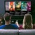 Una pareja ve anuncios de películas espiritistas en la televisión