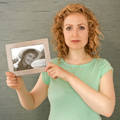 Jeannie con una foto de su madre