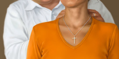 Un collier avec une croix en pendentif