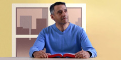 Moški ob branju Svetega pisma razmišlja o znamenjih zadnjih dni.