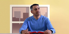 Um homem meditando depois de ler a Bíblia