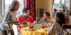 Uma família conversando durante uma refeição