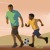 پدری با پسرش فوتبال بازی می‌کند