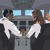 Laulāts pāris atbalsta viens otru un darbojas kopā kā kapteinis un otrais pilots lidmašīnas pilotu kabīnē