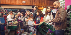 Folk er irriteret over at stå i kø ved kassen i et supermarked, men en kvinde og hendes lille datter er rolige