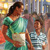 인도에서 어머니와 아들이 행복한 표정으로 상점이 즐비한 거리를 지나가는 모습