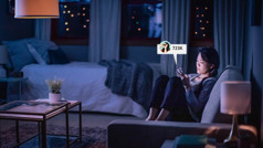 Uma jovem navegando pelas redes sociais tarde da noite. A postagem que ela está olhando já teve 723 mil visualizações.
